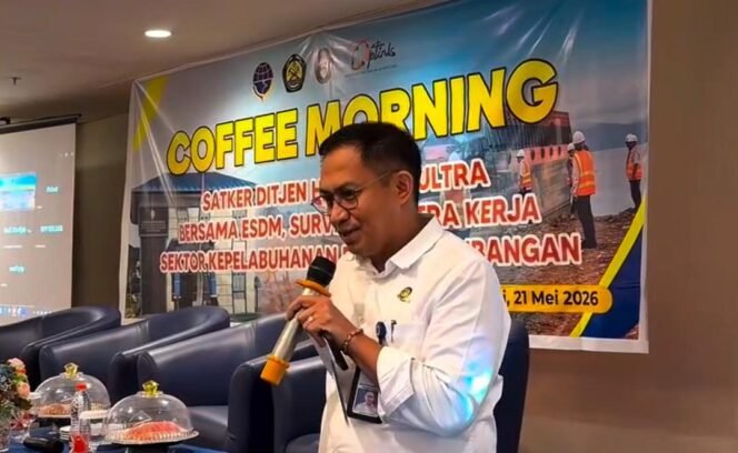 
 Kepala KUPP Kelas I Molawe, Capt. Marsri Tulak R., berdiskusi dengan pemangku kepentingan sektor pelabuhan dan tambang dalam Coffee Morning Ditjen Hubla se-Sultra di Kendari, Kamis 21/5/2026. Foto: Istimewa