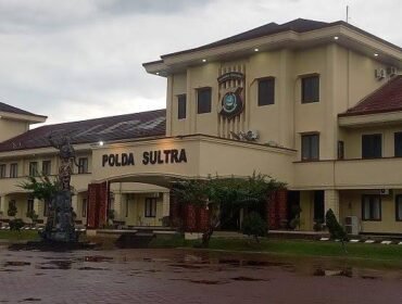 Kepolisian Daerah Sulawesi Tenggara menetapkan tersangka tiga petani asal Routa Konawe usai demo tolak Jalan Houling PT SCM. Foto: Istimewa