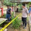 Aparat kepolisian saat melakukan olah TKP di lokasi peristiwa siswa SDN 7 Barangka tewas usai tertimpa papan nama. Foto: Istimewa