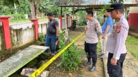 Aparat kepolisian saat melakukan olah TKP di lokasi peristiwa siswa SDN 7 Barangka tewas usai tertimpa papan nama. Foto: Istimewa