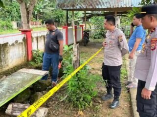 Aparat kepolisian saat melakukan olah TKP di lokasi peristiwa siswa SDN 7 Barangka tewas usai tertimpa papan nama. Foto: Istimewa