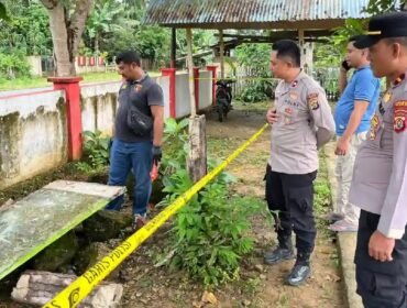 Aparat kepolisian saat melakukan olah TKP di lokasi peristiwa siswa SDN 7 Barangka tewas usai tertimpa papan nama. Foto: Istimewa
