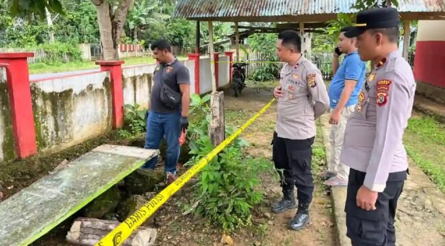 Aparat kepolisian saat melakukan olah TKP di lokasi peristiwa siswa SDN 7 Barangka tewas usai tertimpa papan nama. Foto: Istimewa
