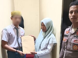 LLPS(kiri) tampak mengenakkan seragam sekolah saat mengikuti ujian di Rutan Polres Buton. Foto: Istimewa.