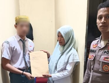 LLPS(kiri) tampak mengenakkan seragam sekolah saat mengikuti ujian di Rutan Polres Buton. Foto: Istimewa.