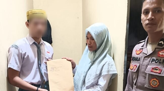 LLPS(kiri) tampak mengenakkan seragam sekolah saat mengikuti ujian di Rutan Polres Buton. Foto: Istimewa.