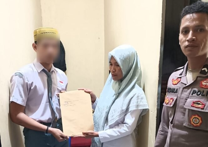 
 LLPS(kiri) tampak mengenakkan seragam sekolah saat mengikuti ujian di Rutan Polres Buton. Foto: Istimewa.