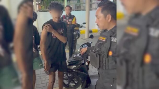 
 Komandan Tim Patroli Perintis Presisi Dit Samapta Polda Sultra saat menghampiri korban dugaan penganiayan bersajam di Kemaraya Kendari. Foto: Istimewa.