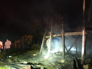 Rumah panggung milik warga di Kolaka Utara ludes terbakar. Foto: Istimewa.