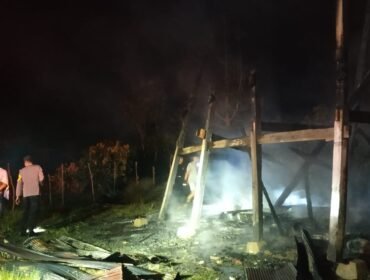 Rumah panggung milik warga di Kolaka Utara ludes terbakar. Foto: Istimewa.