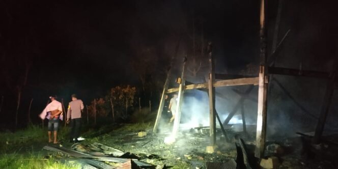 
 Rumah panggung milik warga di Kolaka Utara ludes terbakar. Foto: Istimewa.