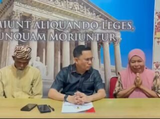 Ketua LBH HAMI Sultra, Andri Darmawan (tengah) bersama orang tua korban dugaan pembunuhan yang terjadi di Poleang Barat Kabupaten Bombana. Foto: Istimewa