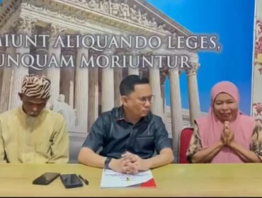 Ketua LBH HAMI Sultra, Andri Darmawan (tengah) bersama orang tua korban dugaan pembunuhan yang terjadi di Poleang Barat Kabupaten Bombana. Foto: Istimewa
