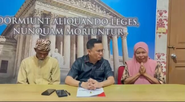 Ketua LBH HAMI Sultra, Andri Darmawan (tengah) bersama orang tua korban dugaan pembunuhan yang terjadi di Poleang Barat Kabupaten Bombana. Foto: Istimewa