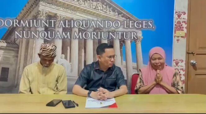 
 Ketua LBH HAMI Sultra, Andri Darmawan (tengah) bersama orang tua korban dugaan pembunuhan yang terjadi di Poleang Barat Kabupaten Bombana. Foto: Istimewa
