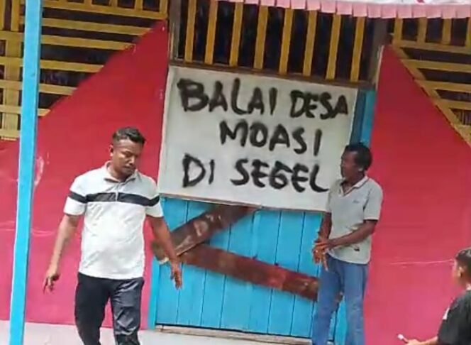 
 Balai Desa Moasi disegel warga. Foto: Istimewa