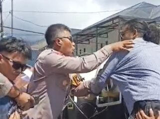 Tangkapan layar video Kapolres Bombana AKBP Eko Sutomo saat menarik salah satu massa aksi saat demo di Bombana. Foto: Istimewa.