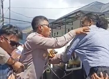 Tangkapan layar video Kapolres Bombana AKBP Eko Sutomo saat menarik salah satu massa aksi saat demo di Bombana. Foto: Istimewa.