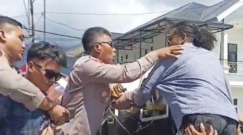 Tangkapan layar video Kapolres Bombana AKBP Eko Sutomo saat menarik salah satu massa aksi saat demo di Bombana. Foto: Istimewa.