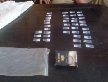 Penampakan 40 saset palsatik diduga berisi sabu yang ditemukan oleh warga Desa Pure Kabupaten Muna. Foto: Istimewa.