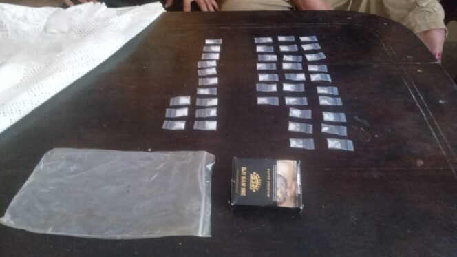 
 Penampakan 40 saset palsatik diduga berisi sabu yang ditemukan oleh warga Desa Pure Kabupaten Muna. Foto: Istimewa.
