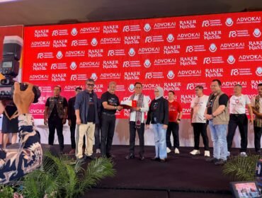 Ketua DPD KAI Sultra, Andri Darmawan saat menerima penghargaan. Foto: Istimewa
