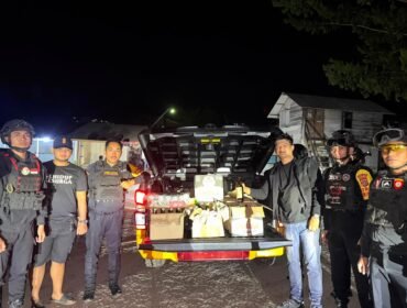 Panit 1 Turjagwali Dit Samapta Polda Sultra, Ipda Ariel M Ginting (ketiga dari kanan) bersama tim saat menggagalkan ratusan botol miras. Foto: Istimewa