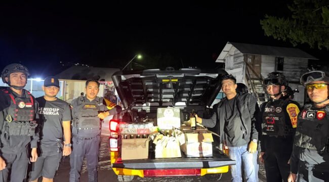 Panit 1 Turjagwali Dit Samapta Polda Sultra, Ipda Ariel M Ginting (ketiga dari kanan) bersama tim saat menggagalkan ratusan botol miras. Foto: Istimewa