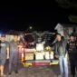 Panit 1 Turjagwali Dit Samapta Polda Sultra, Ipda Ariel M Ginting (ketiga dari kanan) bersama tim saat menggagalkan ratusan botol miras. Foto: Istimewa