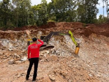Polda Sultra mengungkap kasus tambang ilegal di Kolaka dan mengamankan tiga unit Excavator. Foto: Istimewa