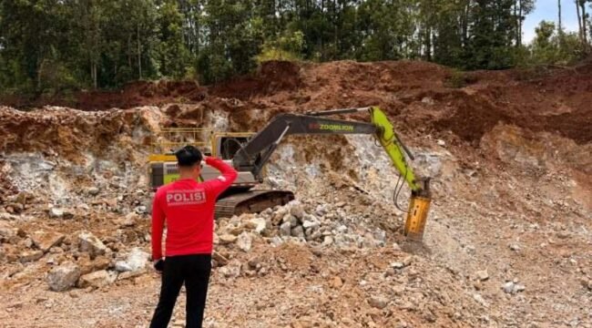 Polda Sultra mengungkap kasus tambang ilegal di Kolaka dan mengamankan tiga unit Excavator. Foto: Istimewa