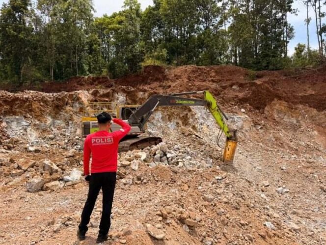 
 Polda Sultra mengungkap kasus tambang ilegal di Kolaka dan mengamankan tiga unit Excavator. Foto: Istimewa