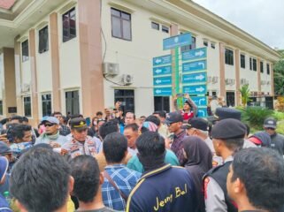 Ratusan Warga Desa Torobulu, Kecamatan Laeya Kabupaten Konsel mendatangi PN Andololu bentuk dukungan mereka terhadap PT WIN yang saat ini berperkara. Foto: Istimewa