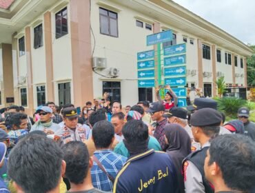 Ratusan Warga Desa Torobulu, Kecamatan Laeya Kabupaten Konsel mendatangi PN Andololu bentuk dukungan mereka terhadap PT WIN yang saat ini berperkara. Foto: Istimewa