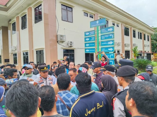 
 Ratusan Warga Desa Torobulu, Kecamatan Laeya Kabupaten Konsel mendatangi PN Andololu bentuk dukungan mereka terhadap PT WIN yang saat ini berperkara. Foto: Istimewa