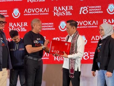 Ketua DPD Kongres Advokat Indonesia (KAI) Sulawesi Tenggara, Andri Darmawan, menerima penghargaan dari Dewan Pimpinan Pusat KAI. Foto: Istimewa