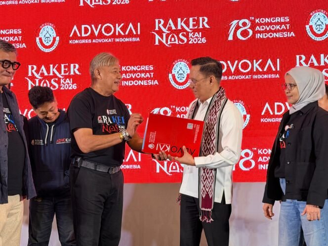 
 Ketua DPD Kongres Advokat Indonesia (KAI) Sulawesi Tenggara, Andri Darmawan, menerima penghargaan dari Dewan Pimpinan Pusat KAI. Foto: Istimewa