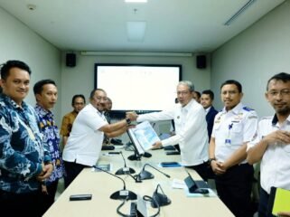 Bupati Bombana, Ir. H. Burhanuddin, M.Si beserta jajarannya menemui Kemenhub RI di Jakarta bahas isu strategis terkait tambahan kapal fery hingga infrastruktur kepelabuhanan. Foto: Istimewa