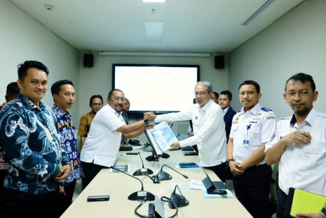 
 Bupati Bombana, Ir. H. Burhanuddin, M.Si beserta jajarannya menemui Kemenhub RI di Jakarta bahas isu strategis terkait tambahan kapal fery hingga infrastruktur kepelabuhanan. Foto: Istimewa