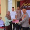 Kapolres AKBP Rico Fernanda, S.H., S.I.K., M.H. secara simbolis menyerahkan kembali sepeda motor hasil curian kepada pemiliknya. Foto: Istimewa