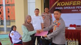 Kapolres AKBP Rico Fernanda, S.H., S.I.K., M.H. secara simbolis menyerahkan kembali sepeda motor hasil curian kepada pemiliknya. Foto: Istimewa
