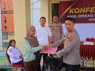 Kapolres AKBP Rico Fernanda, S.H., S.I.K., M.H. secara simbolis menyerahkan kembali sepeda motor hasil curian kepada pemiliknya. Foto: Istimewa