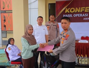 Kapolres AKBP Rico Fernanda, S.H., S.I.K., M.H. secara simbolis menyerahkan kembali sepeda motor hasil curian kepada pemiliknya. Foto: Istimewa