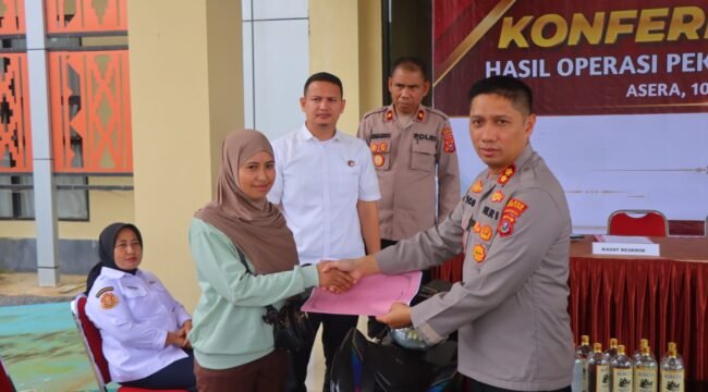 Kapolres AKBP Rico Fernanda, S.H., S.I.K., M.H. secara simbolis menyerahkan kembali sepeda motor hasil curian kepada pemiliknya. Foto: Istimewa