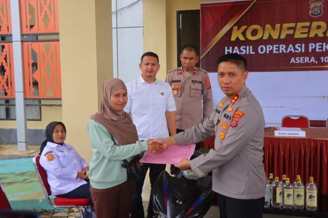 
 Kapolres AKBP Rico Fernanda, S.H., S.I.K., M.H. secara simbolis menyerahkan kembali sepeda motor hasil curian kepada pemiliknya. Foto: Istimewa