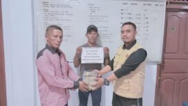 Tim CSR PT Wijaya Inti Nusantara menyerahkan bantuan untuk perbaikan jembatan kepada perwakilan masyarakat. Foto: Istimewa