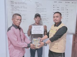 Tim CSR PT Wijaya Inti Nusantara menyerahkan bantuan untuk perbaikan jembatan kepada perwakilan masyarakat. Foto: Istimewa