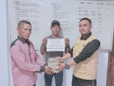 Tim CSR PT Wijaya Inti Nusantara menyerahkan bantuan untuk perbaikan jembatan kepada perwakilan masyarakat. Foto: Istimewa