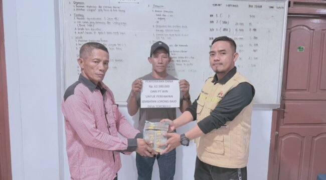 Tim CSR PT Wijaya Inti Nusantara menyerahkan bantuan untuk perbaikan jembatan kepada perwakilan masyarakat. Foto: Istimewa