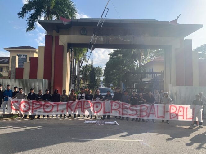
 Aliansi Mahasiswa Nusantara (AMAN) Sultra menggelar aksi unjuk rasa di depan Markas Polda Sultra. Foto: Istimewa